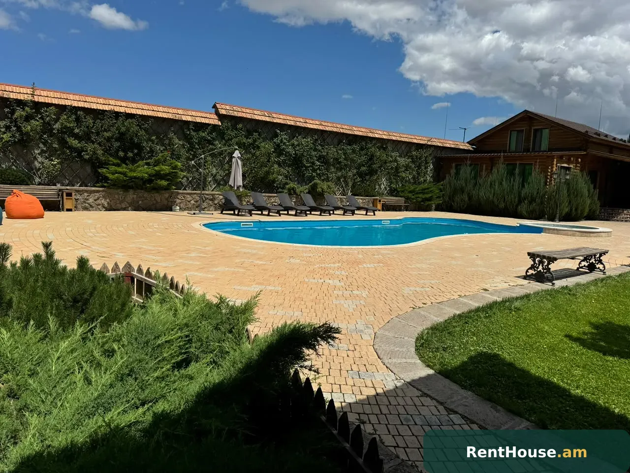 Villa with a pool · Dzoraghbyur · #AM1006 — 1